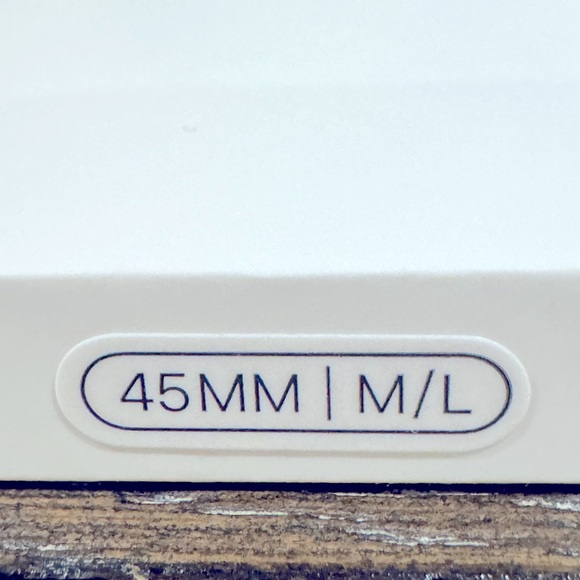 NEW Genuine Apple Iwatch band. Sport band. Starlight. 45. mm size M/L - Picture 2 of 3